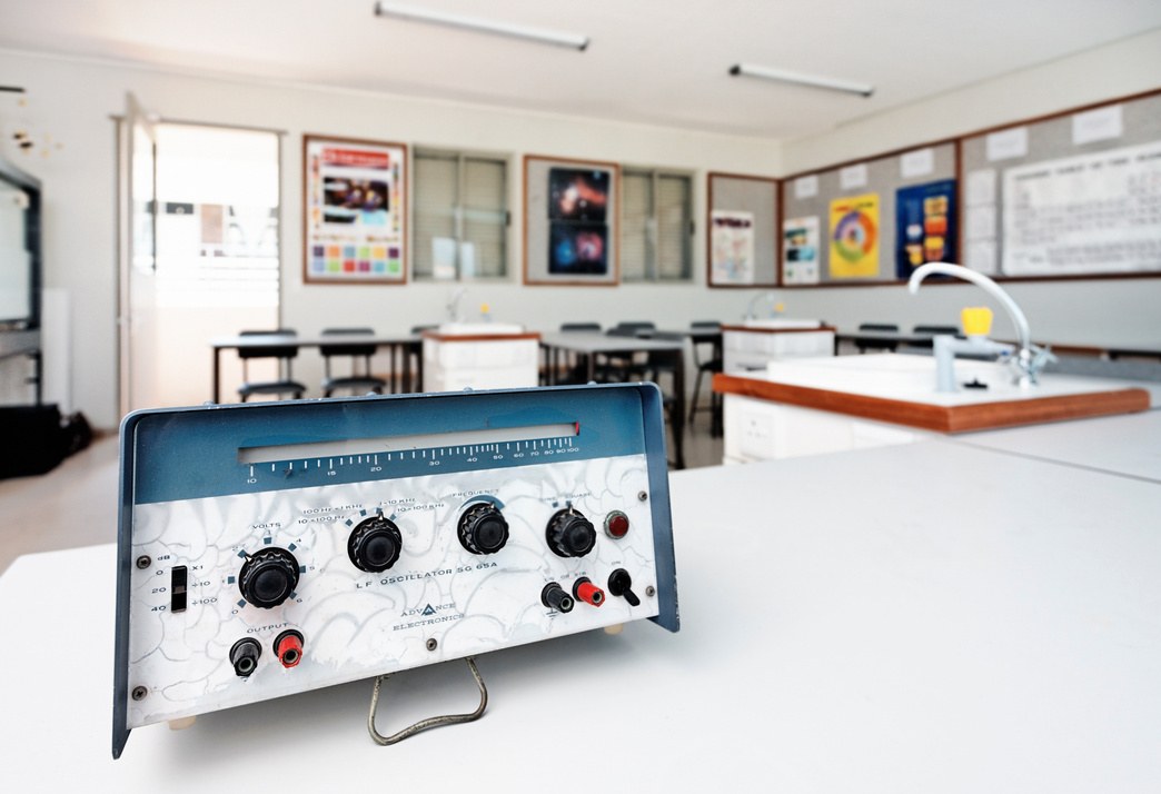 Physics laboratory workbench with an electrical measurement instrument